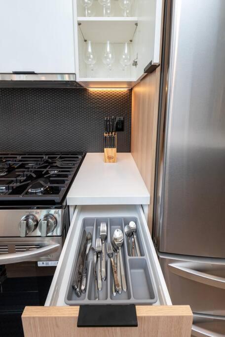 Holiday home Luxury Living In Westlake 4br Gem With Parking *