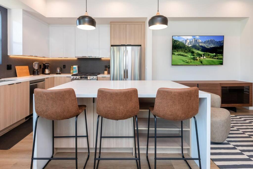 Holiday home Luxury Living In Westlake 4br Gem With Parking *