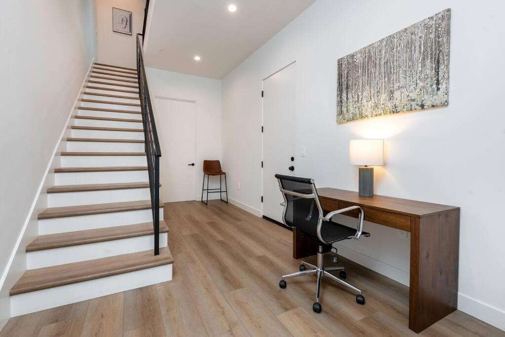 Luxury Living In Westlake 4br Gem With Parking *