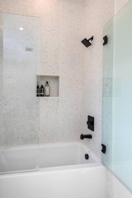 Luxury Living In Westlake 4br Gem With Parking Holiday home