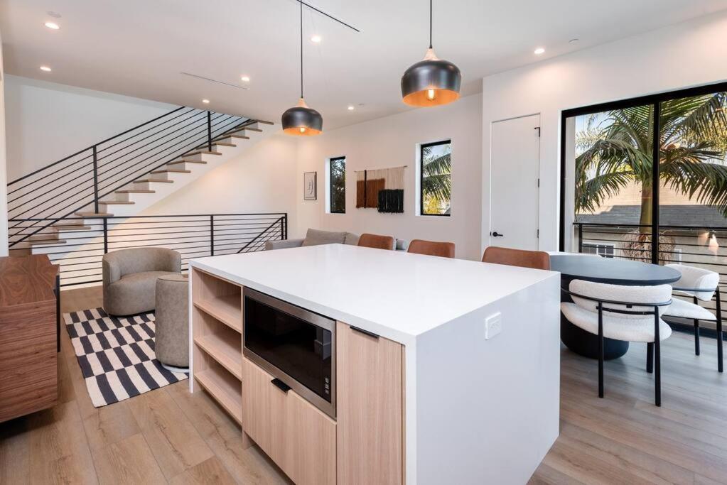 Luxury Living In Westlake 4br Gem With Parking *