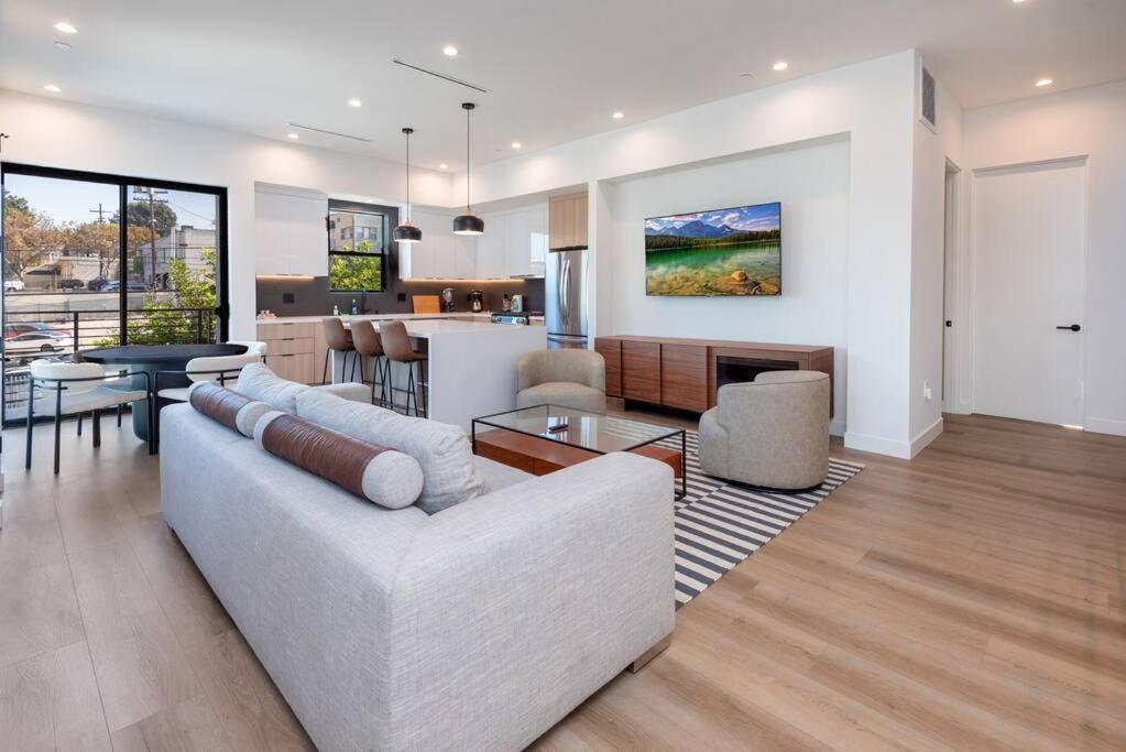 Luxury Living In Westlake 4br Gem With Parking