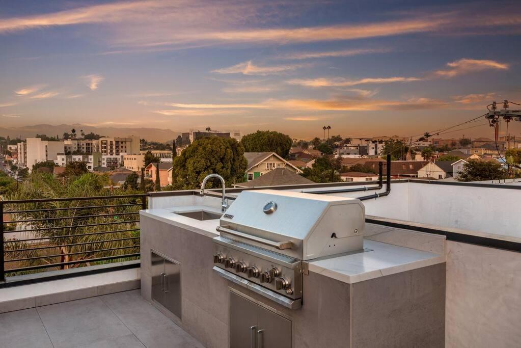 Luxury Living In Westlake 4br Gem With Parking Holiday home