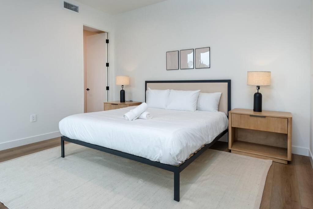 Holiday home Luxury Living In Westlake 4br Gem With Parking *