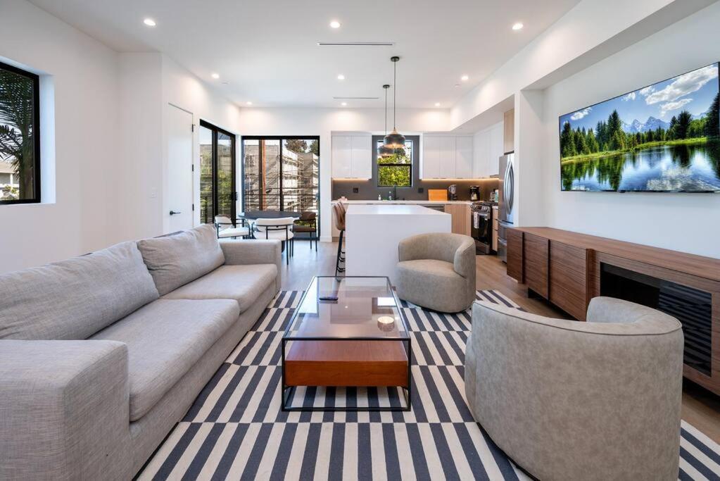 Luxury Living In Westlake 4br Gem With Parking Holiday home