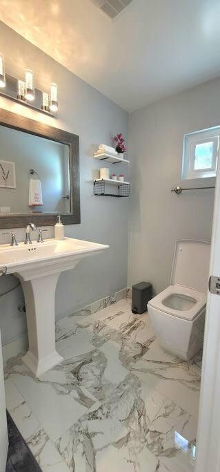 Newly Furnished Pool House Los Angeles