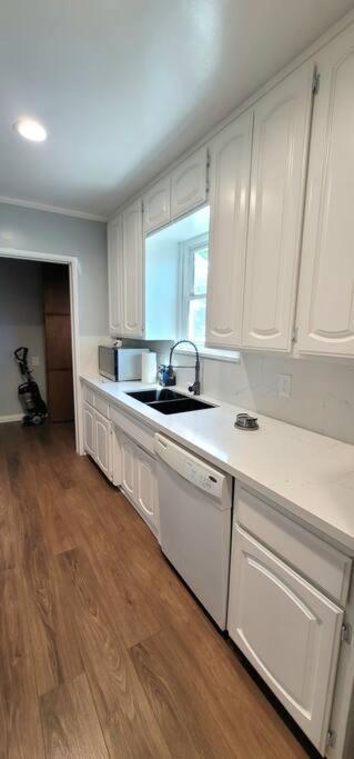 Newly Furnished Pool House Holiday home