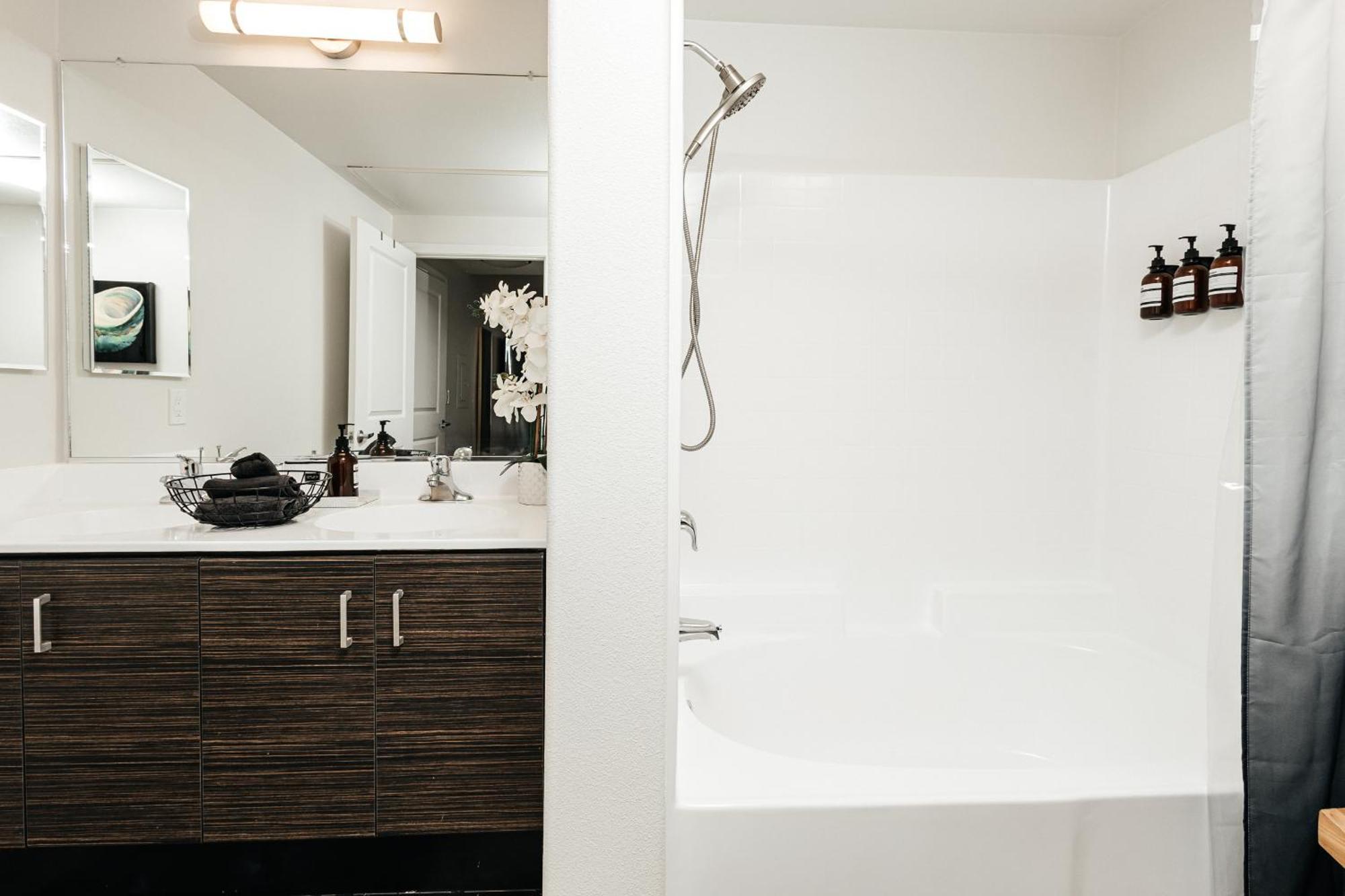 Ruby 2 Bedroom In Miraclemile Apartment *
