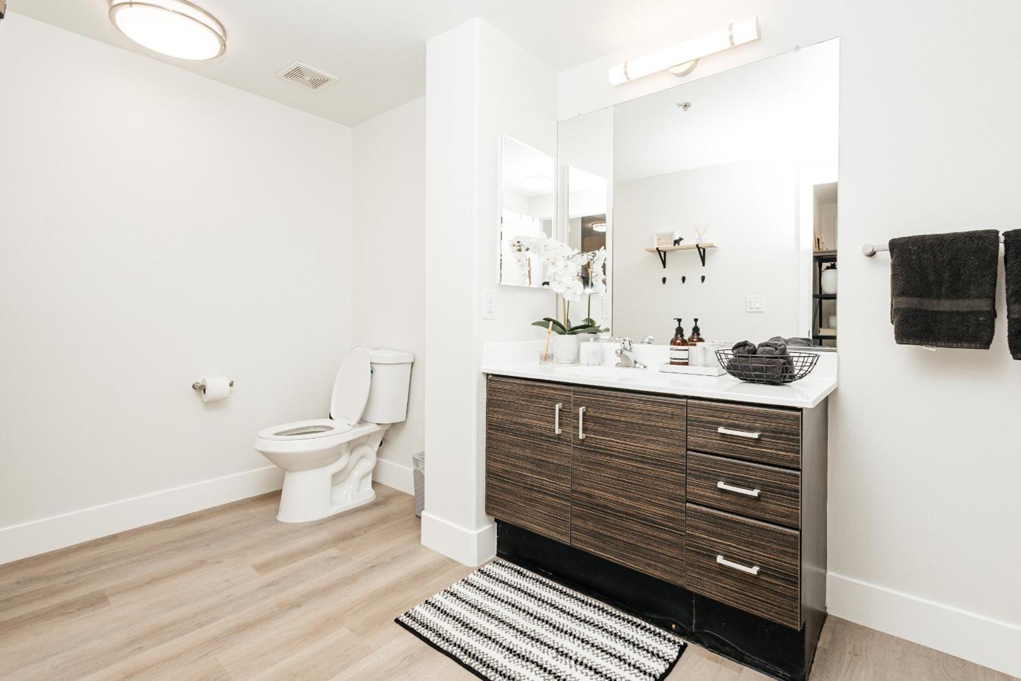 Apartment Ruby 2 Bedroom In Miraclemile Los Angeles