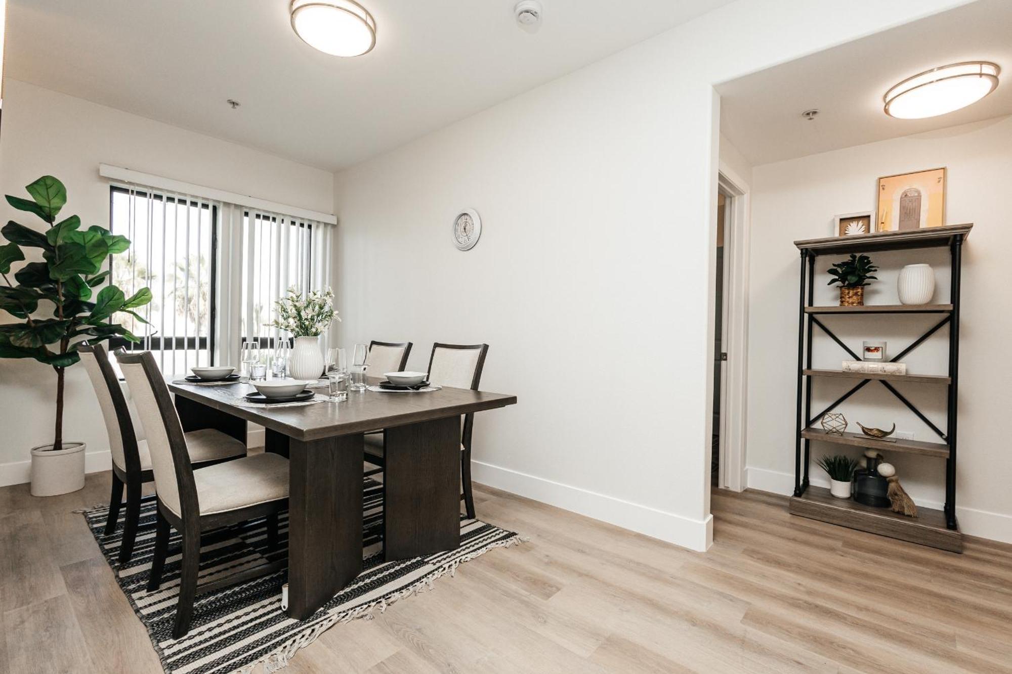 Ruby 2 Bedroom In Miraclemile Apartment Los Angeles