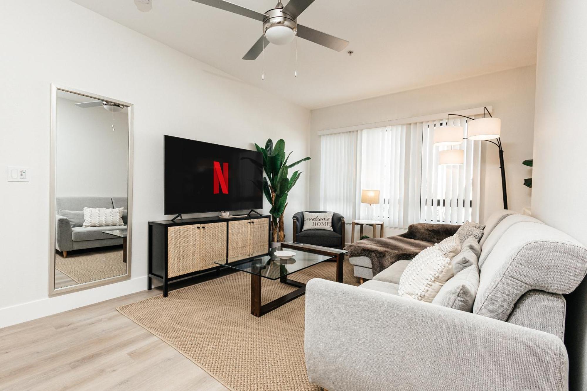 Apartment Ruby 2 Bedroom In Miraclemile Los Angeles
