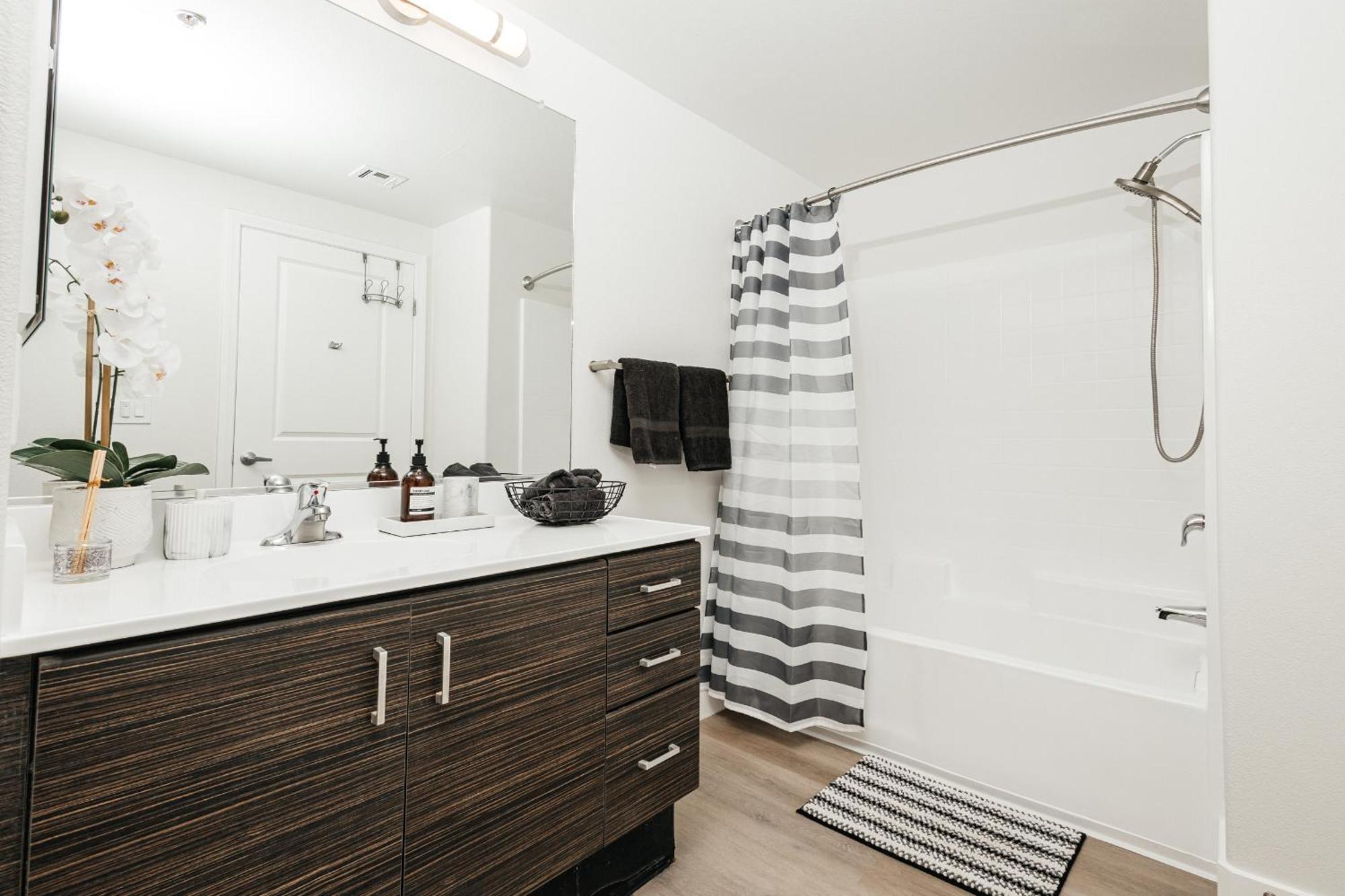 Ruby 2 Bedroom In Miraclemile Los Angeles