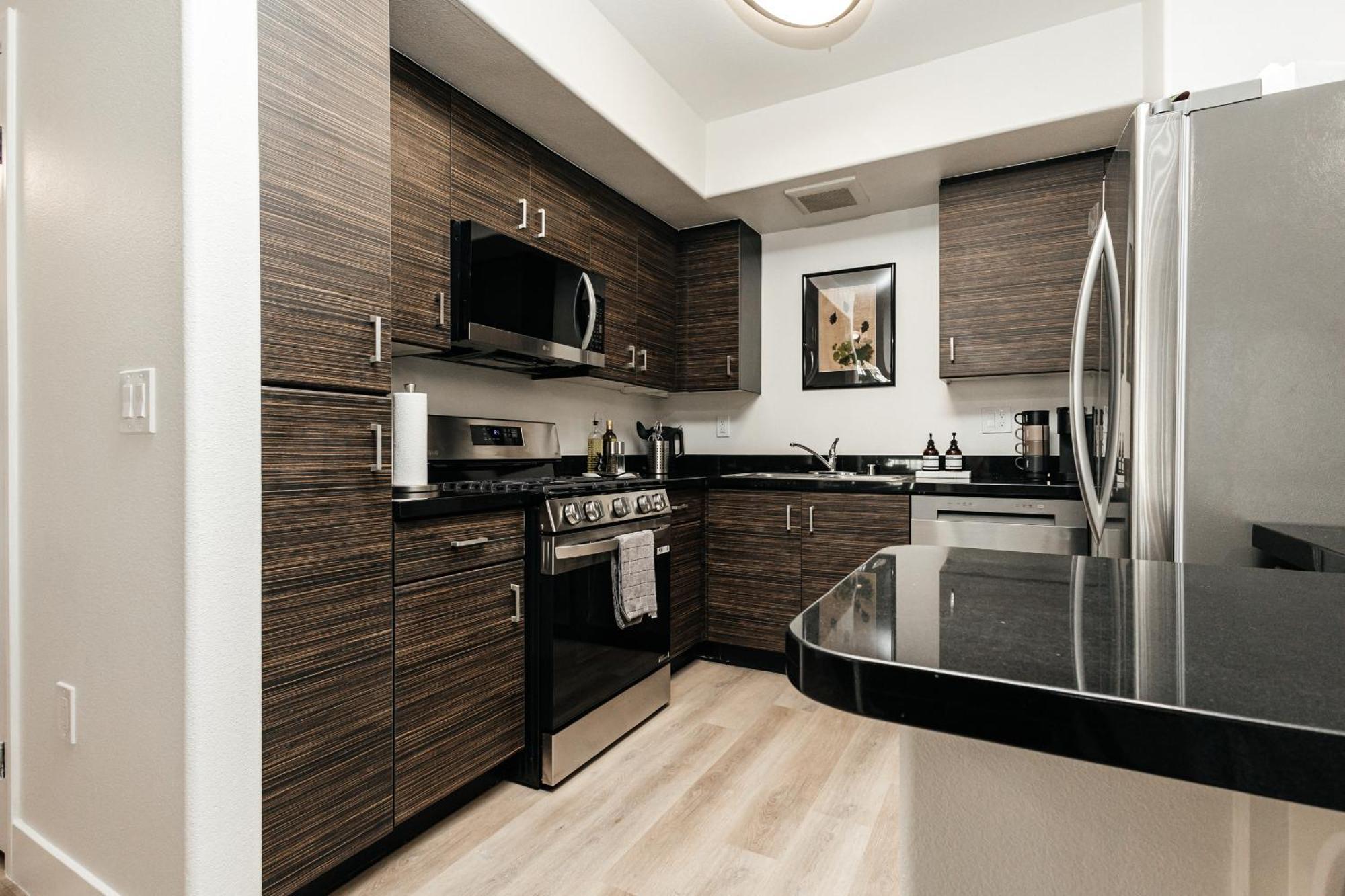 Ruby 2 Bedroom In Miraclemile Apartment Los Angeles