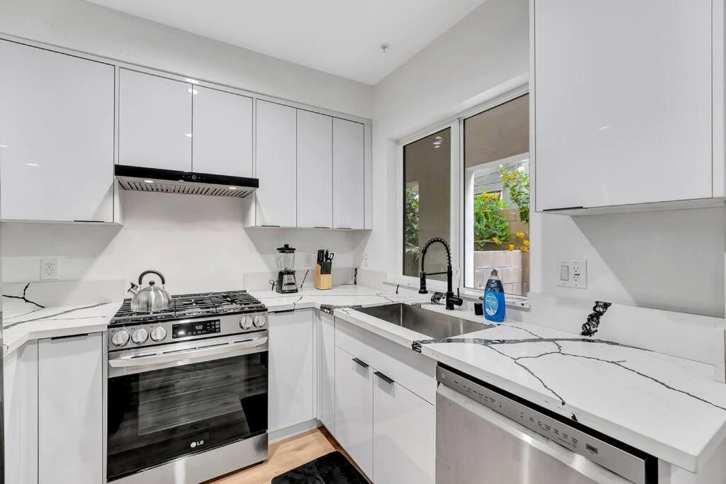 Luxurious 3br 3ba Retreat In La Apartment Los Angeles