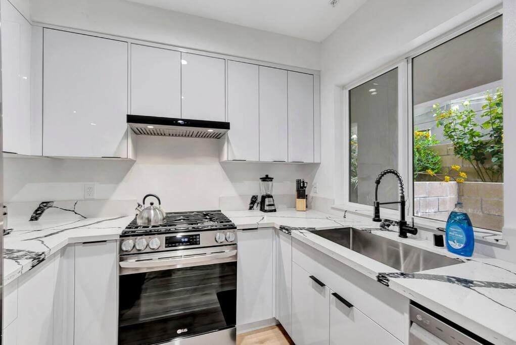Luxurious 3br 3ba Retreat In La Apartment Los Angeles