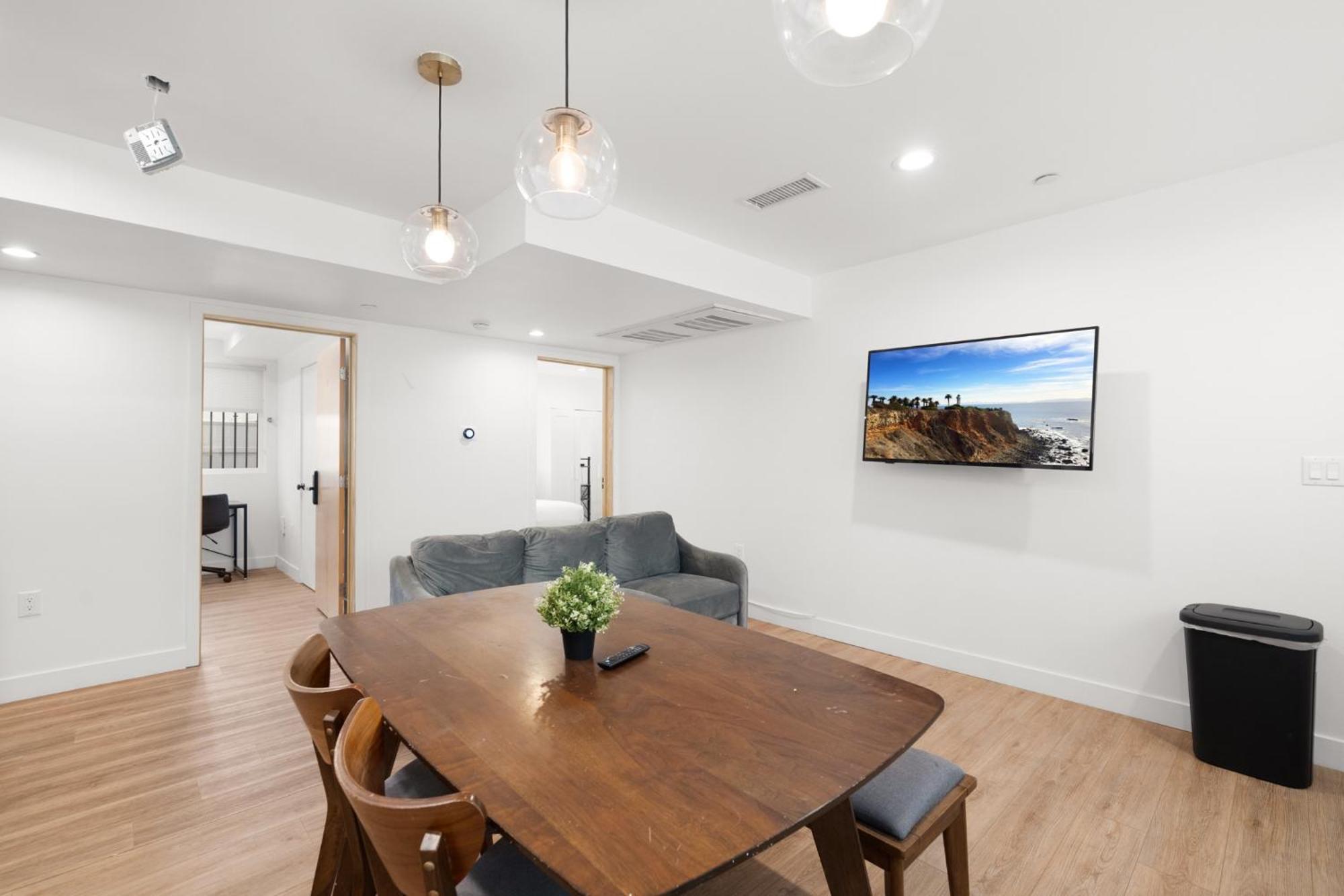 Perfect Location Near Usc, 1bedroom With Shared Access