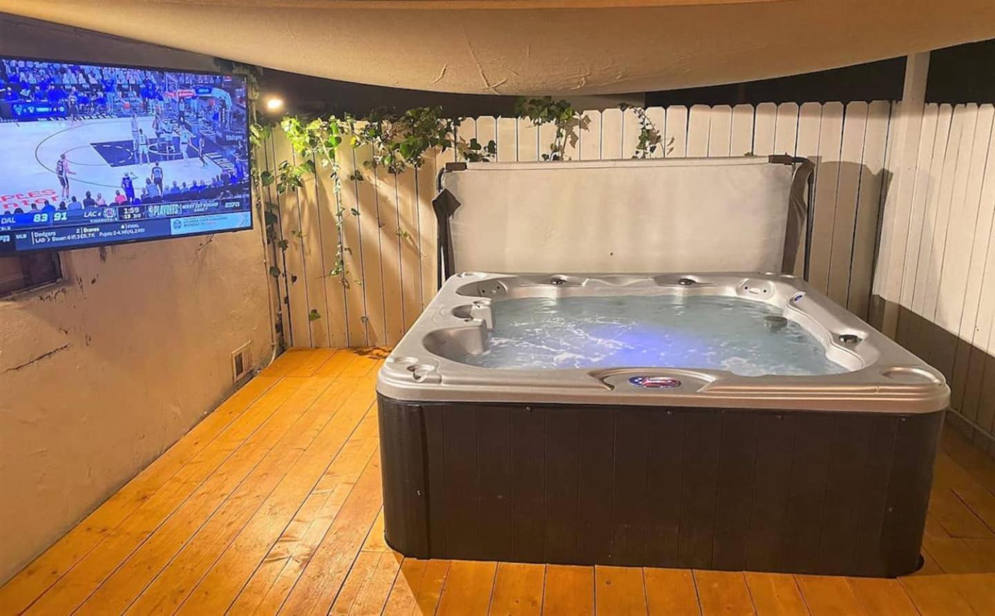 Kobe Bryant-themed 3 Bedroom With Hot Tub 10 Minutes From Rodeo Drive Holiday home Los Angeles