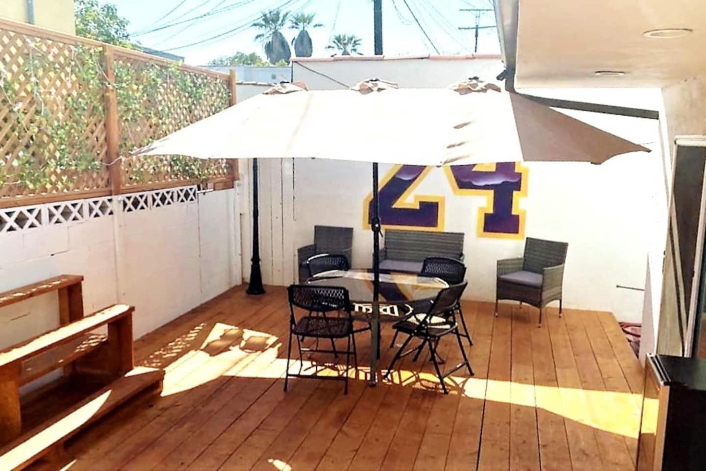 Kobe Bryant-themed 3 Bedroom With Hot Tub 10 Minutes From Rodeo Drive Holiday home Los Angeles