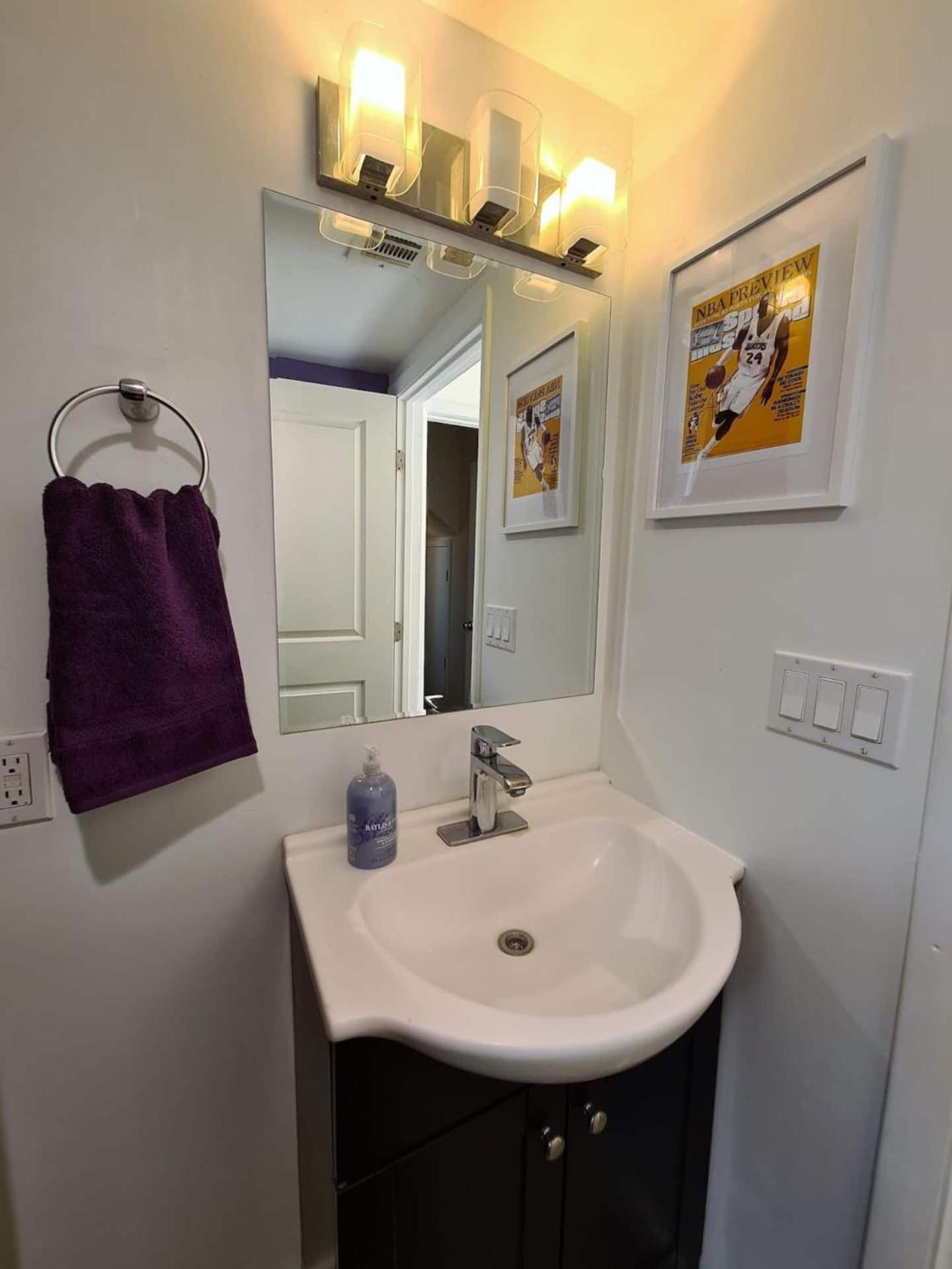 Kobe Bryant-themed 3 Bedroom With Hot Tub 10 Minutes From Rodeo Drive Holiday home