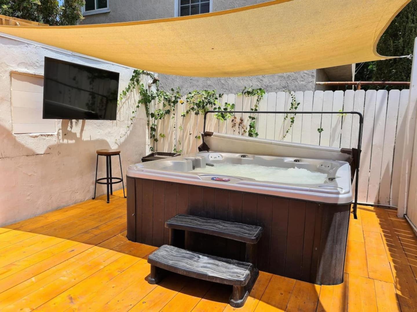 Kobe Bryant-themed 3 Bedroom With Hot Tub 10 Minutes From Rodeo Drive *
