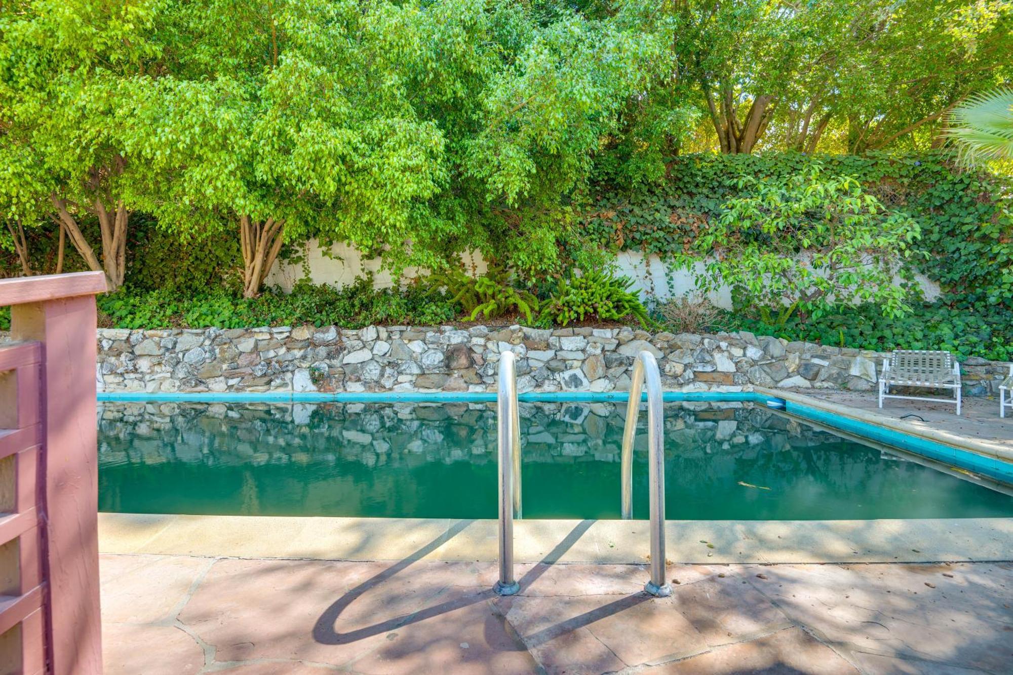 Apartment Less Than 1 Mi To Ucla Pet-friendly Couples Retreat!