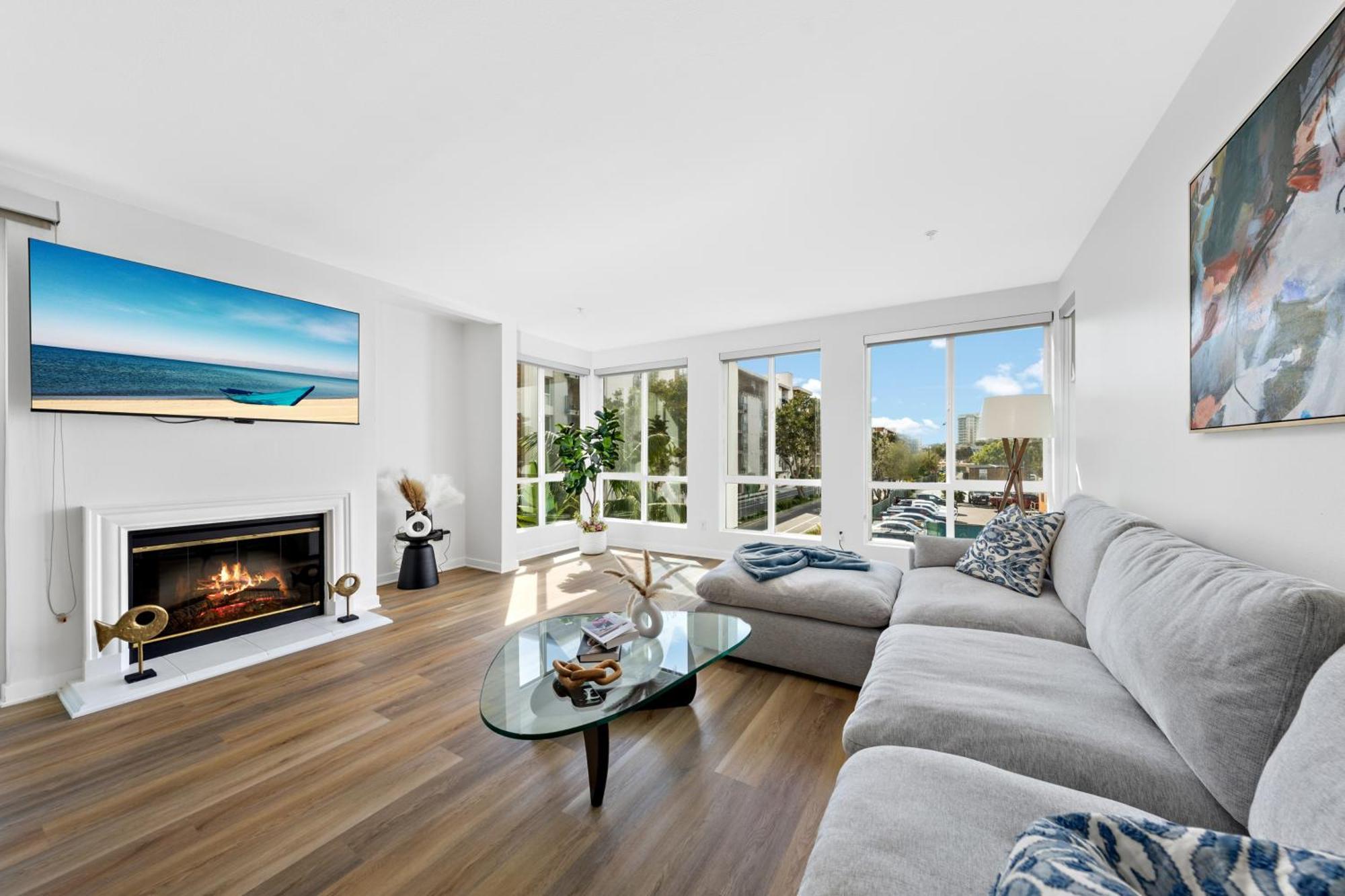 The Turquoise Lounge - Chic 2br View Pool, Sauna Apartment
