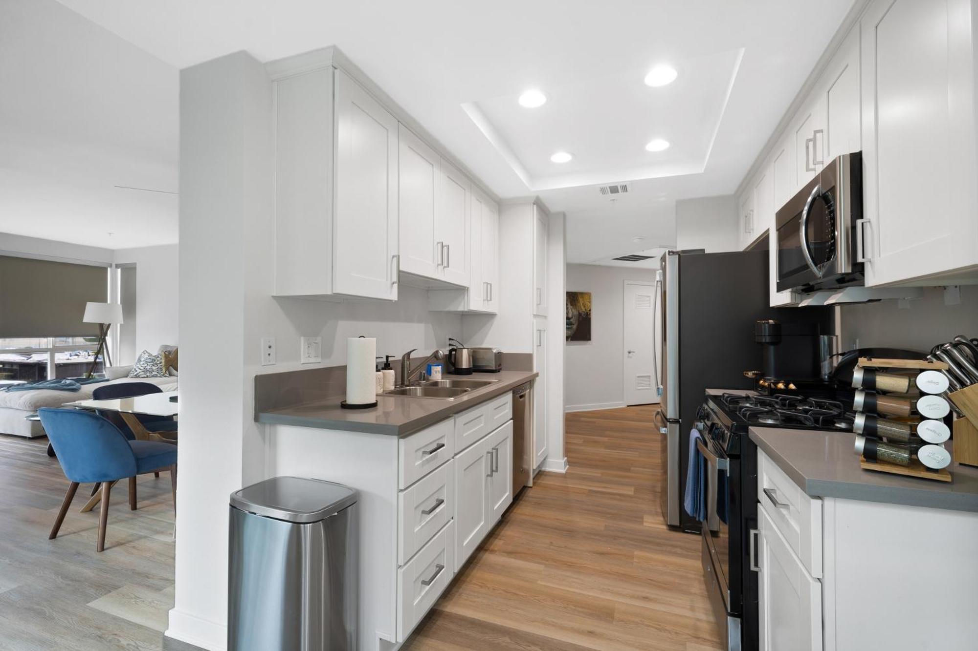 The Turquoise Lounge - Chic 2br View Pool, Sauna Apartment *