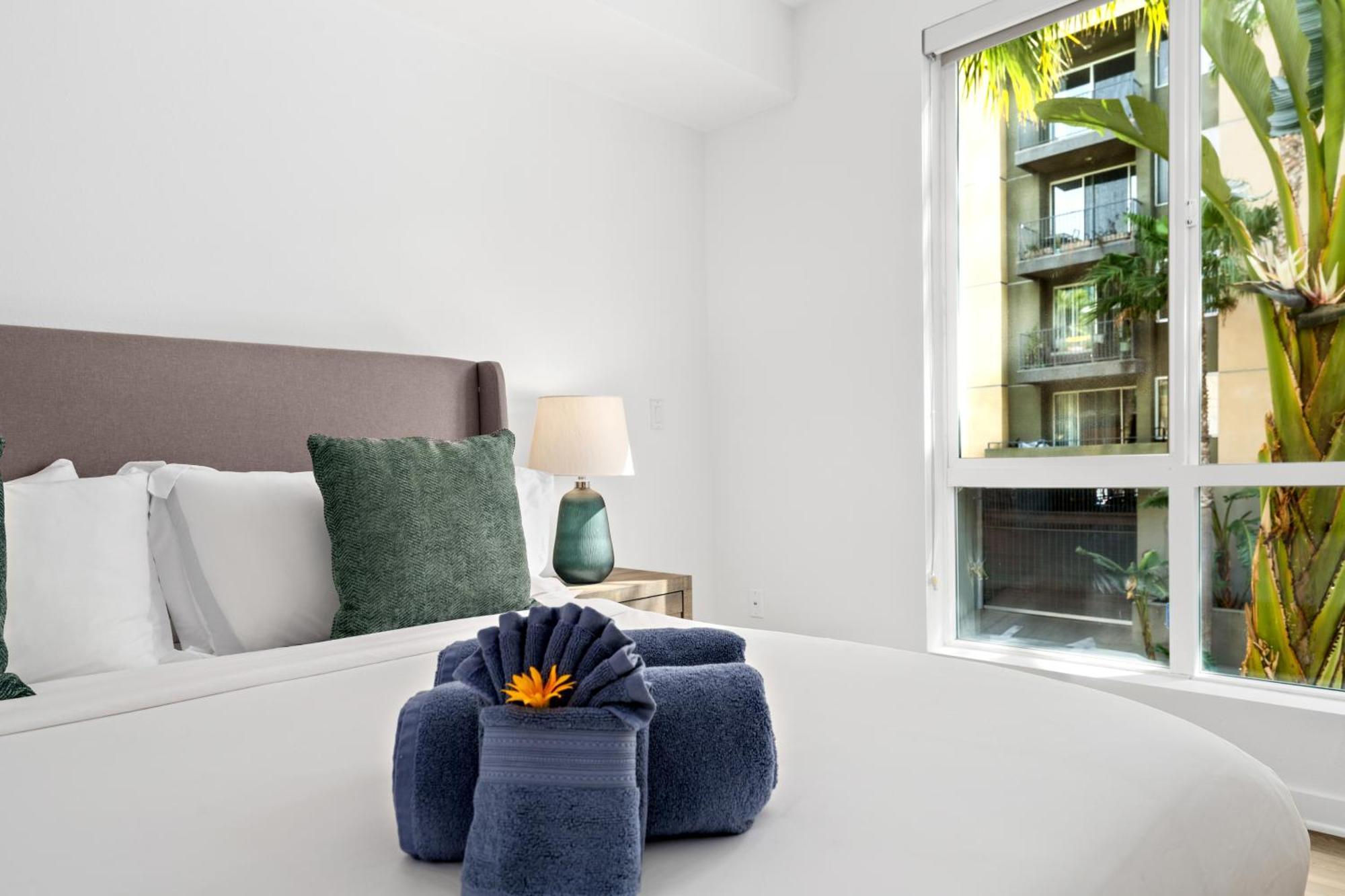 The Turquoise Lounge - Chic 2br View Pool, Sauna Apartment Los Angeles