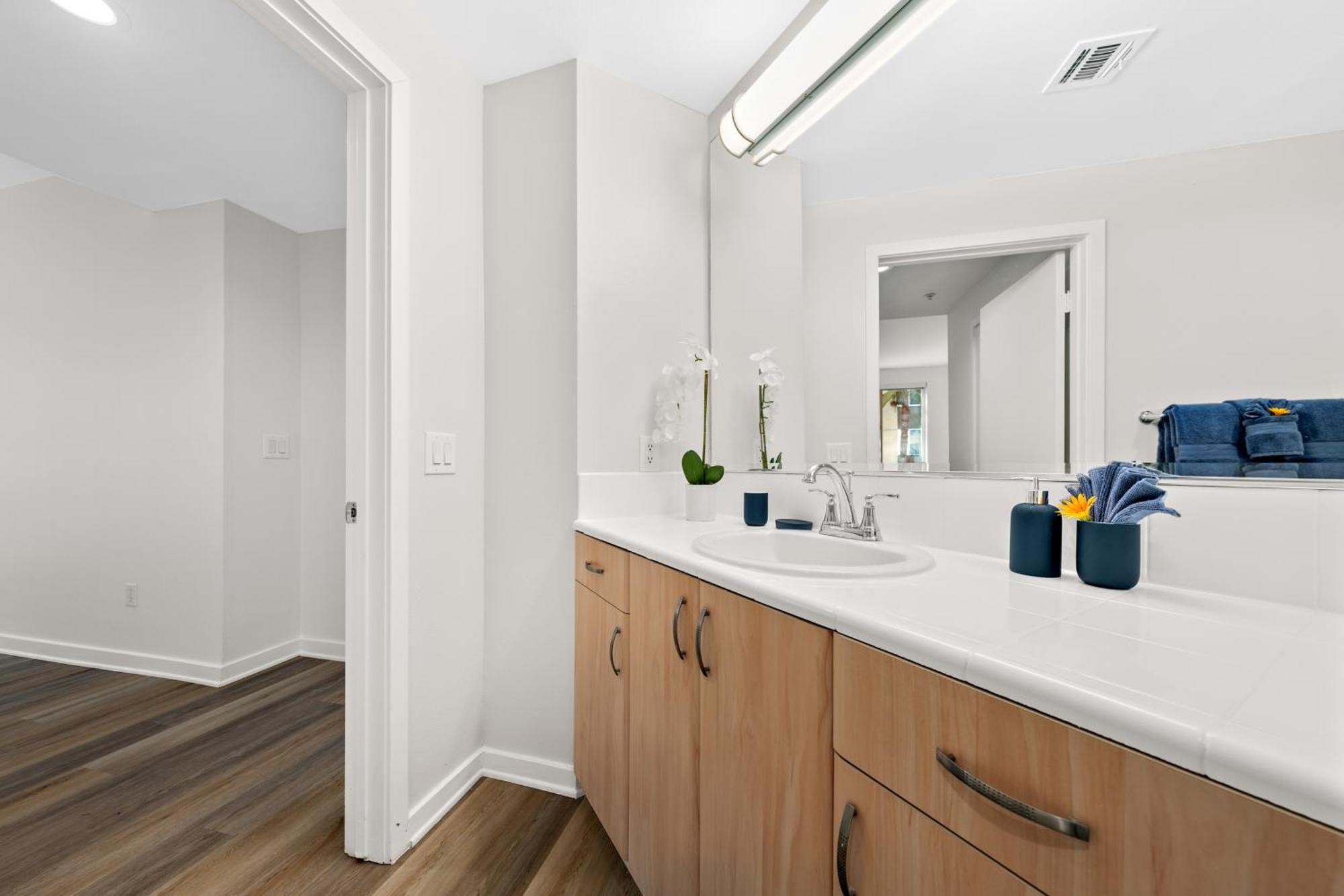 The Turquoise Lounge - Chic 2br View Pool, Sauna *
