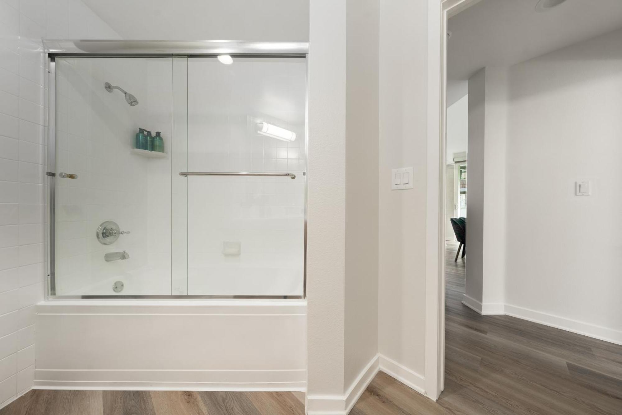 The Turquoise Lounge - Chic 2br View Pool, Sauna Apartment *