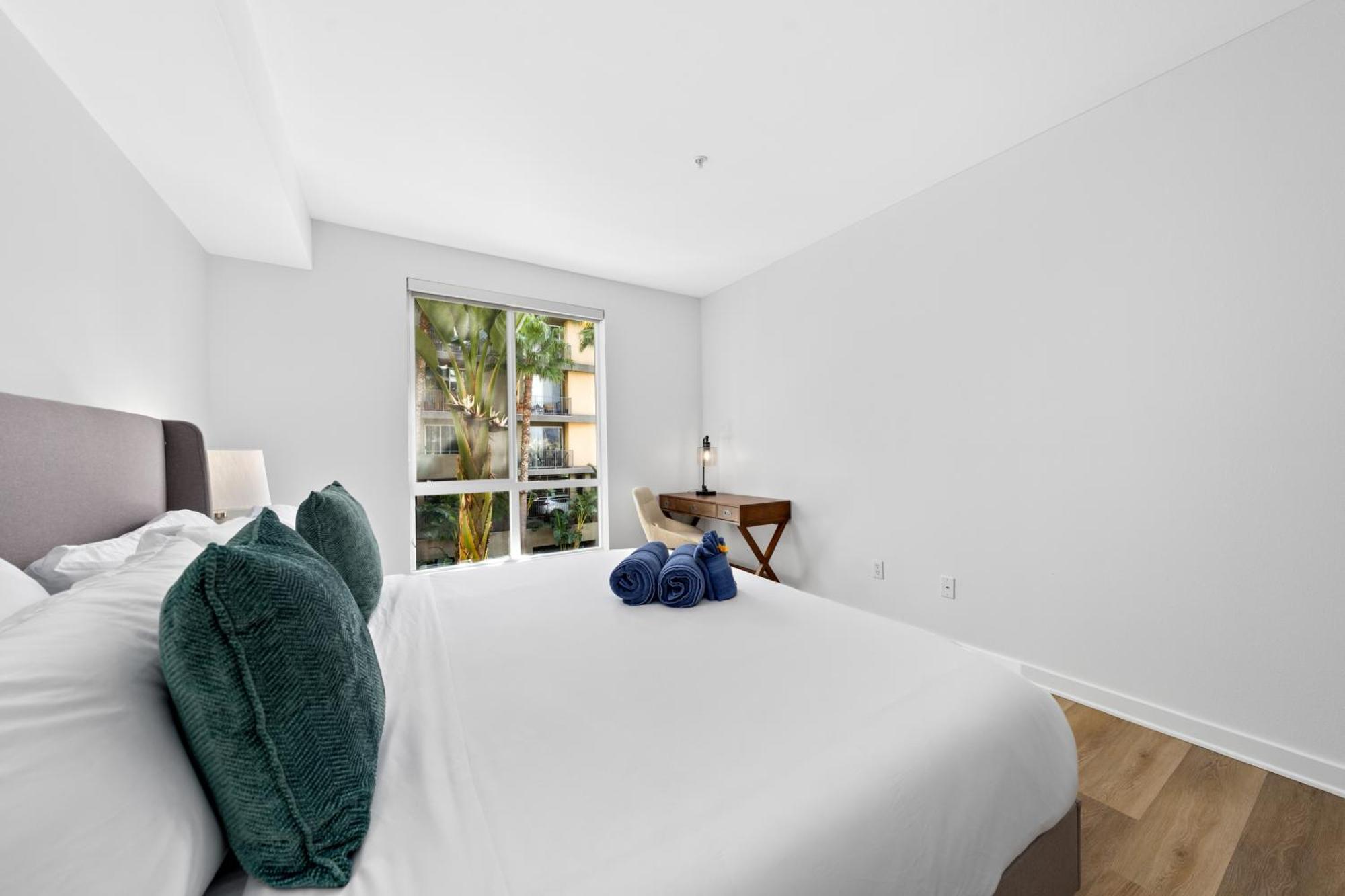 The Turquoise Lounge - Chic 2br View Pool, Sauna Apartment Los Angeles