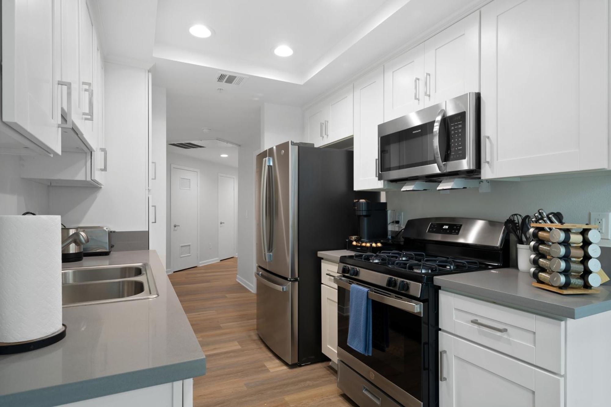 The Turquoise Lounge - Chic 2br View Pool, Sauna * Los Angeles