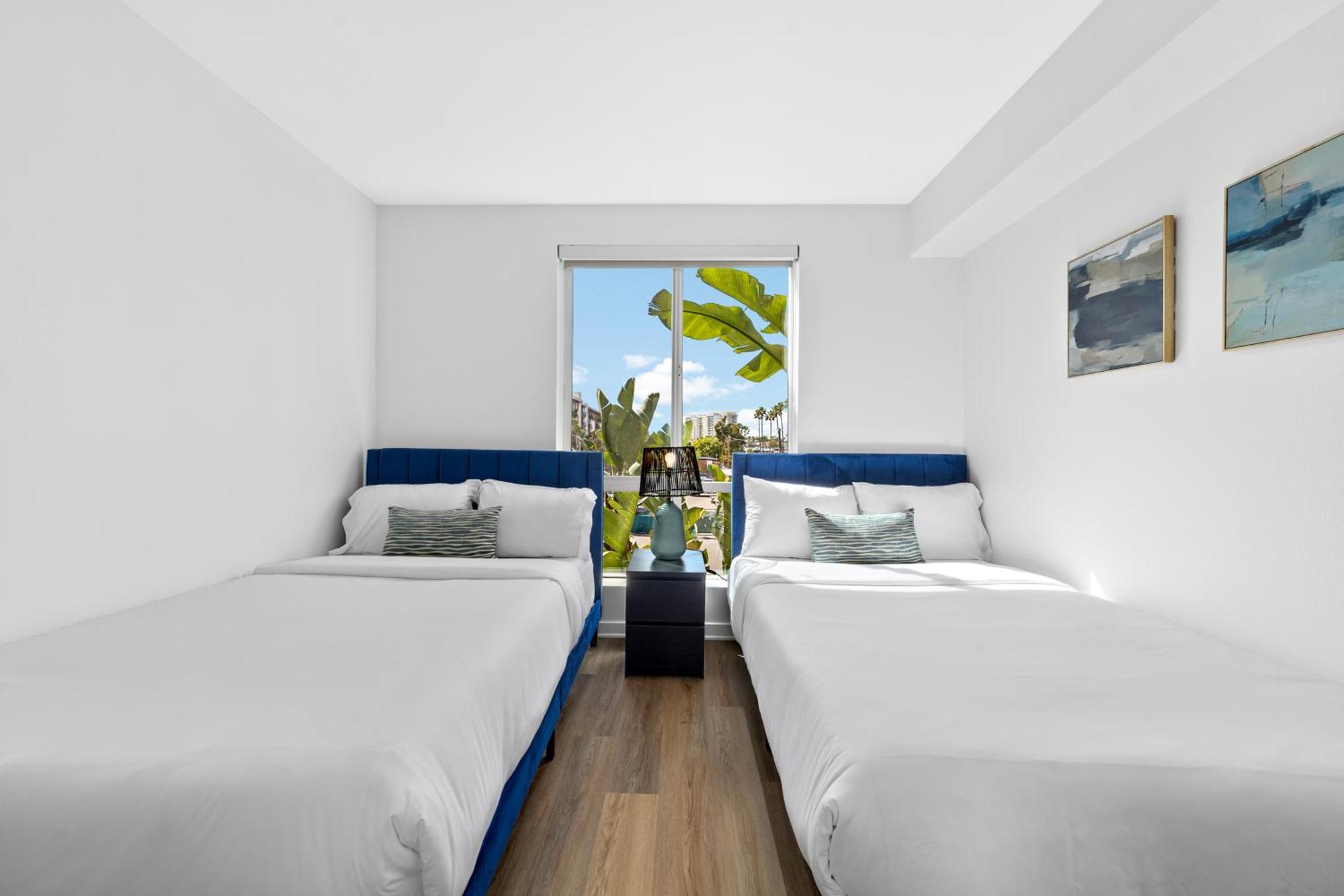 The Turquoise Lounge - Chic 2br View Pool, Sauna Apartment