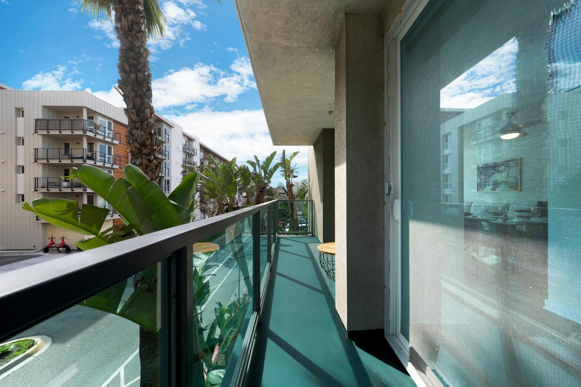 The Turquoise Lounge - Chic 2br View Pool, Sauna * Los Angeles