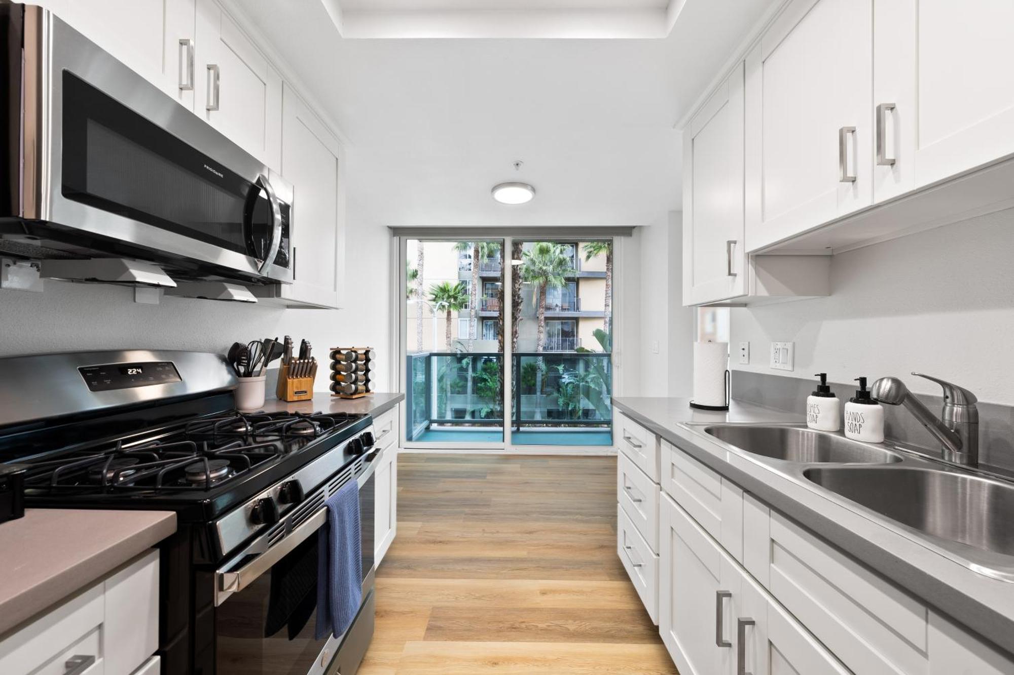 The Turquoise Lounge - Chic 2br View Pool, Sauna * Los Angeles