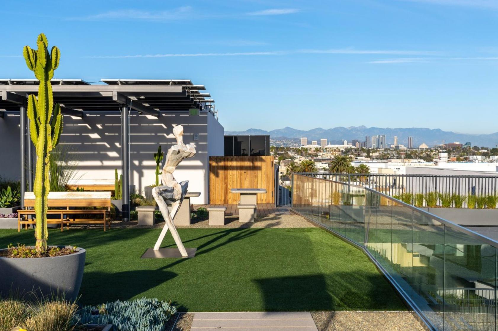 The Sapphire Nest - Spectacular Rooftop Amenities Ocean Views 2br