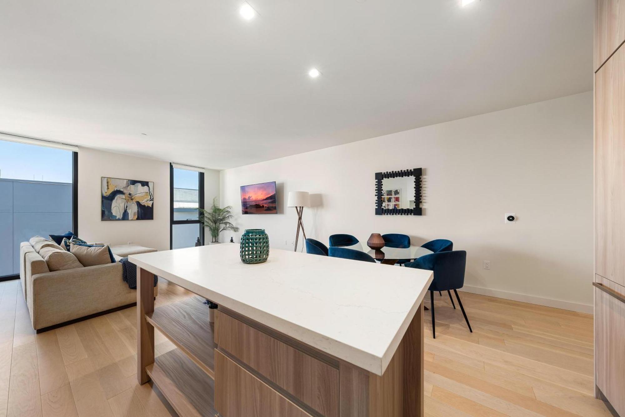 The Sapphire Nest - Spectacular Rooftop Amenities Ocean Views 2br *