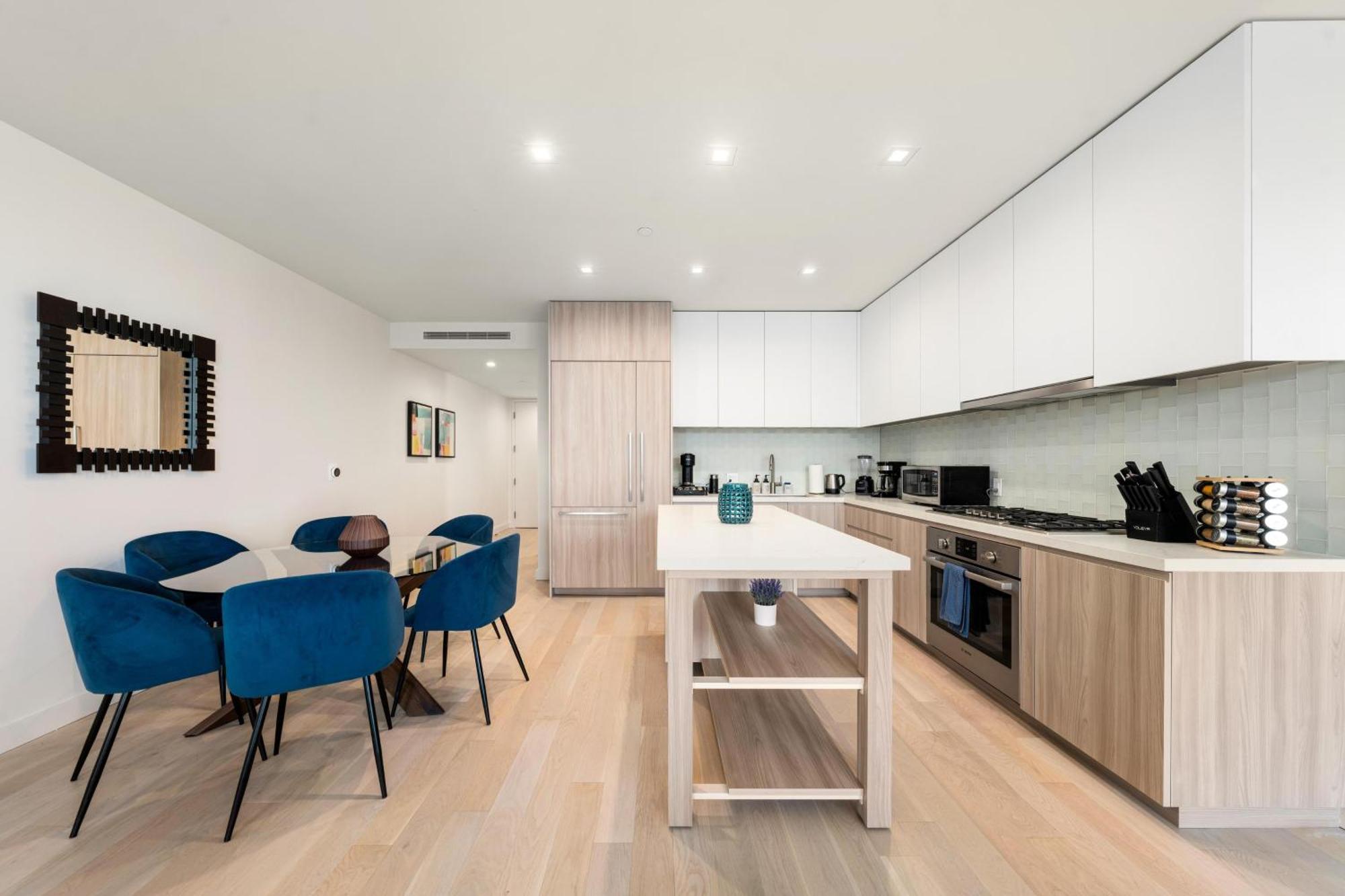 The Sapphire Nest - Spectacular Rooftop Amenities Ocean Views 2br *
