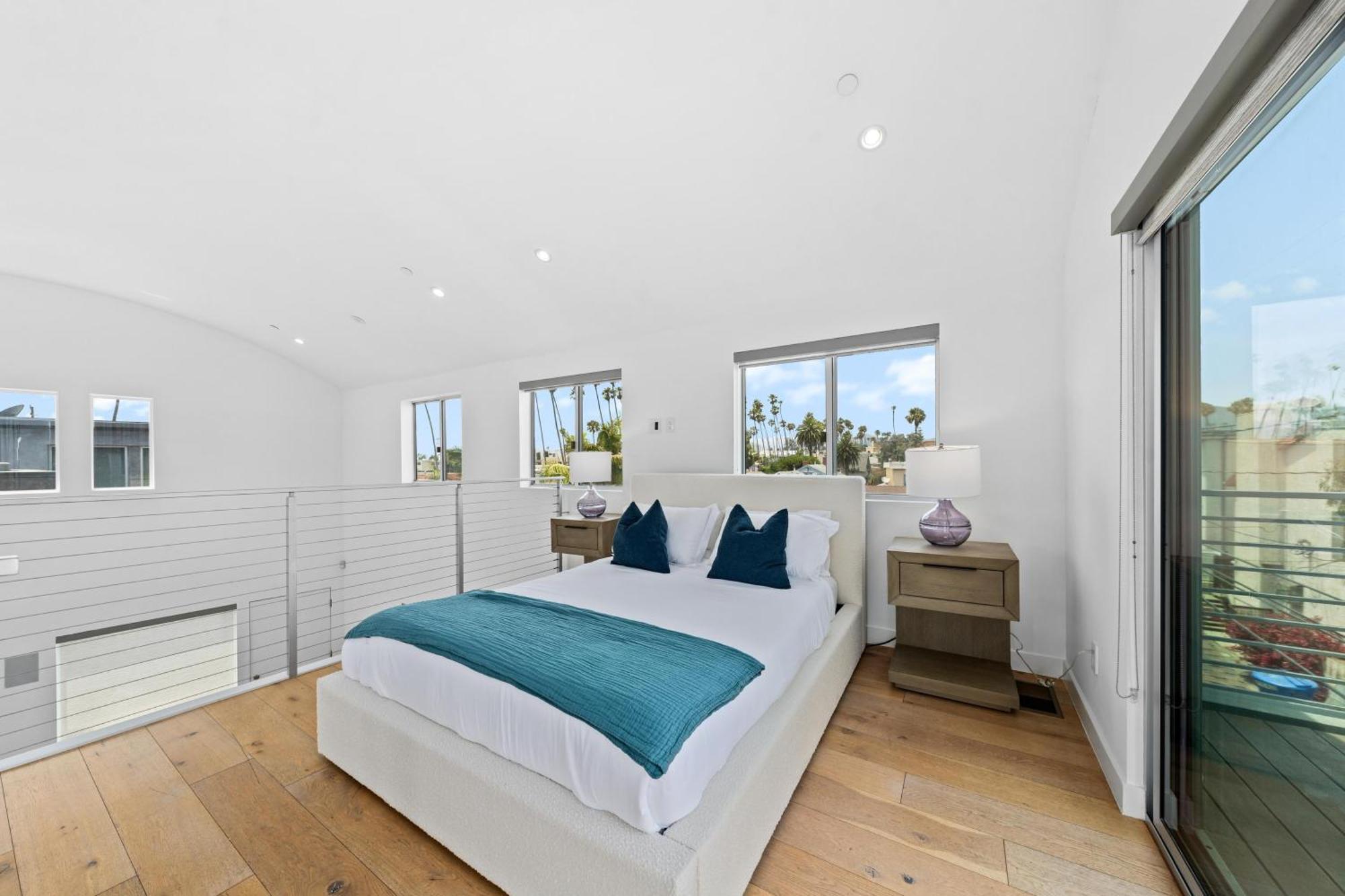 The Diamond Dune - Upscale 3 Level 4br Terrace Santa Monica Apartment