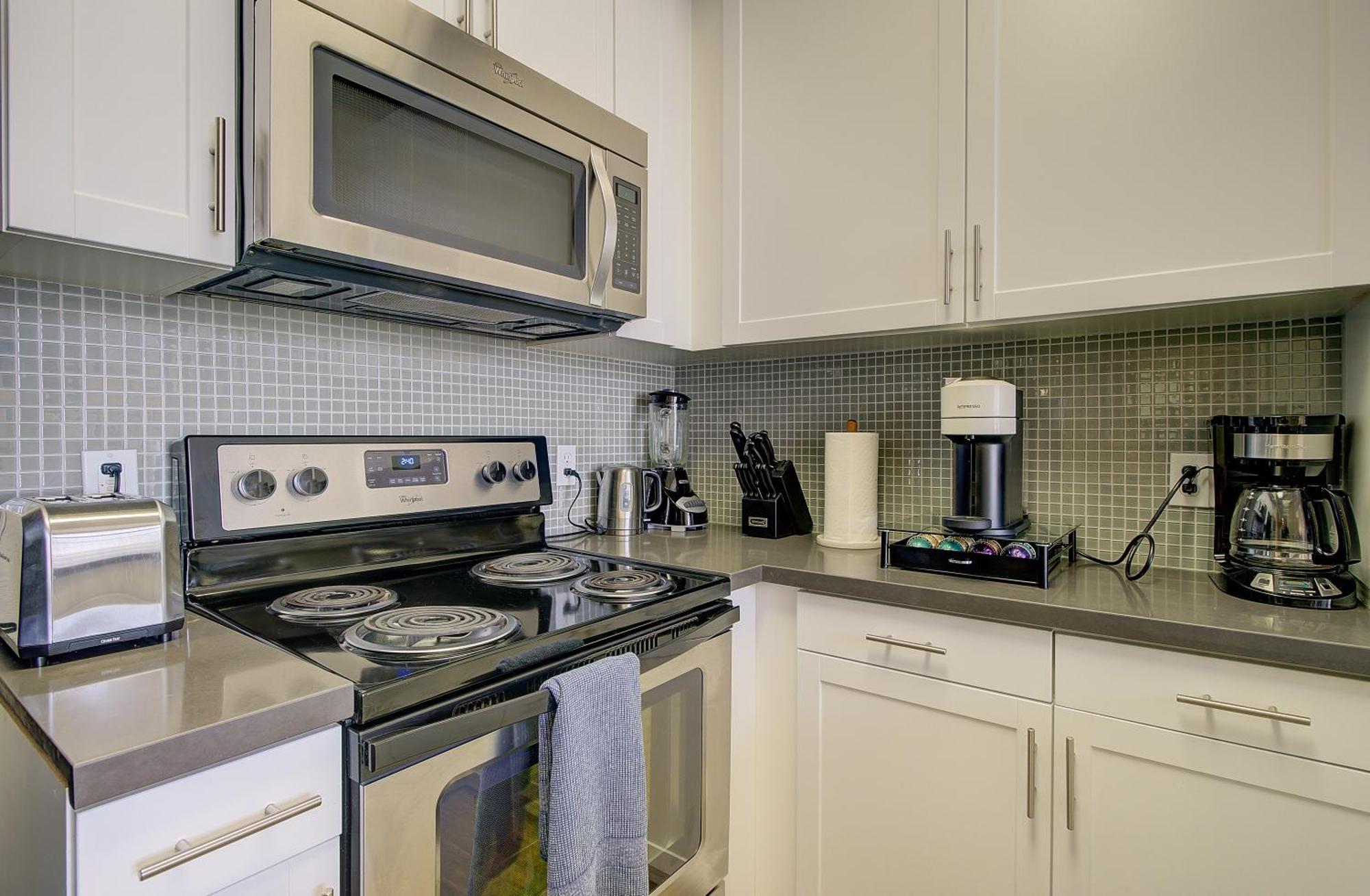 Zircon Zen - Quiet Retreat 2br Pool, Jacuzzi Marina *