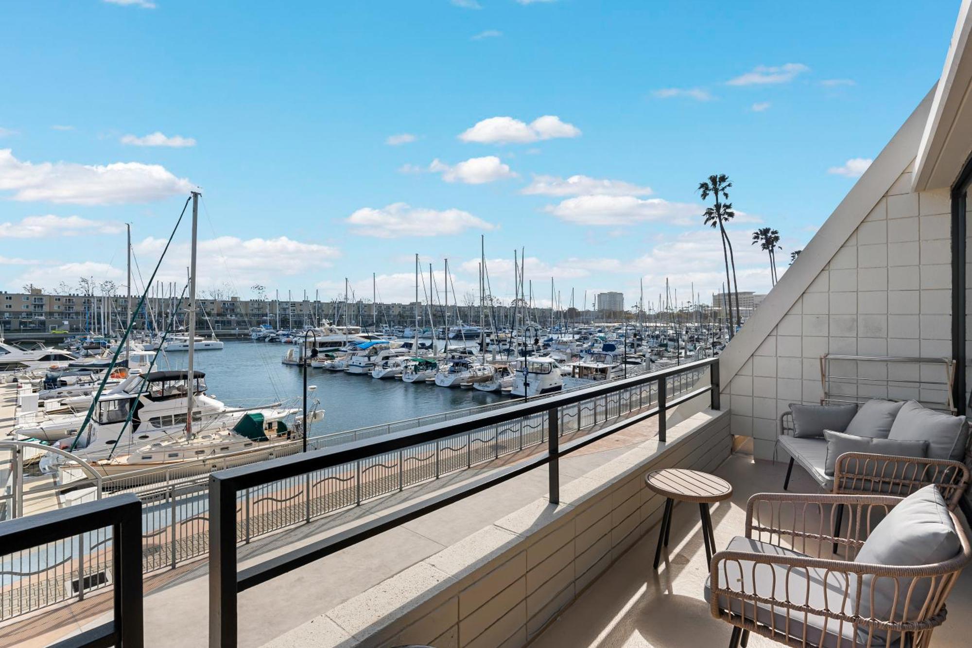 Aquamarine Escape - Spectacular Marina Views 2br Rooftop Pool Apartment