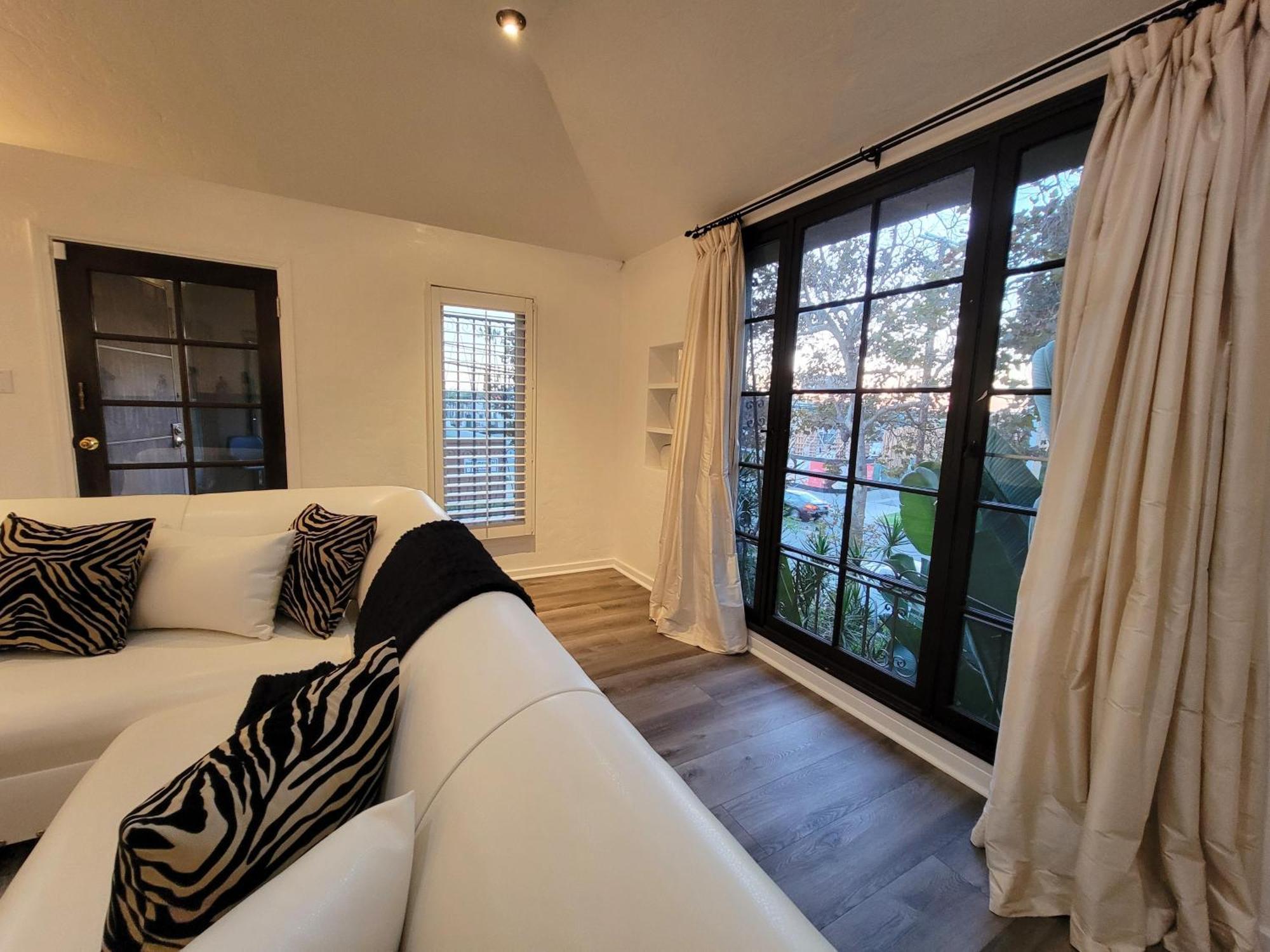 Apartment 3 Bedroom Story Near Pico Blvd *