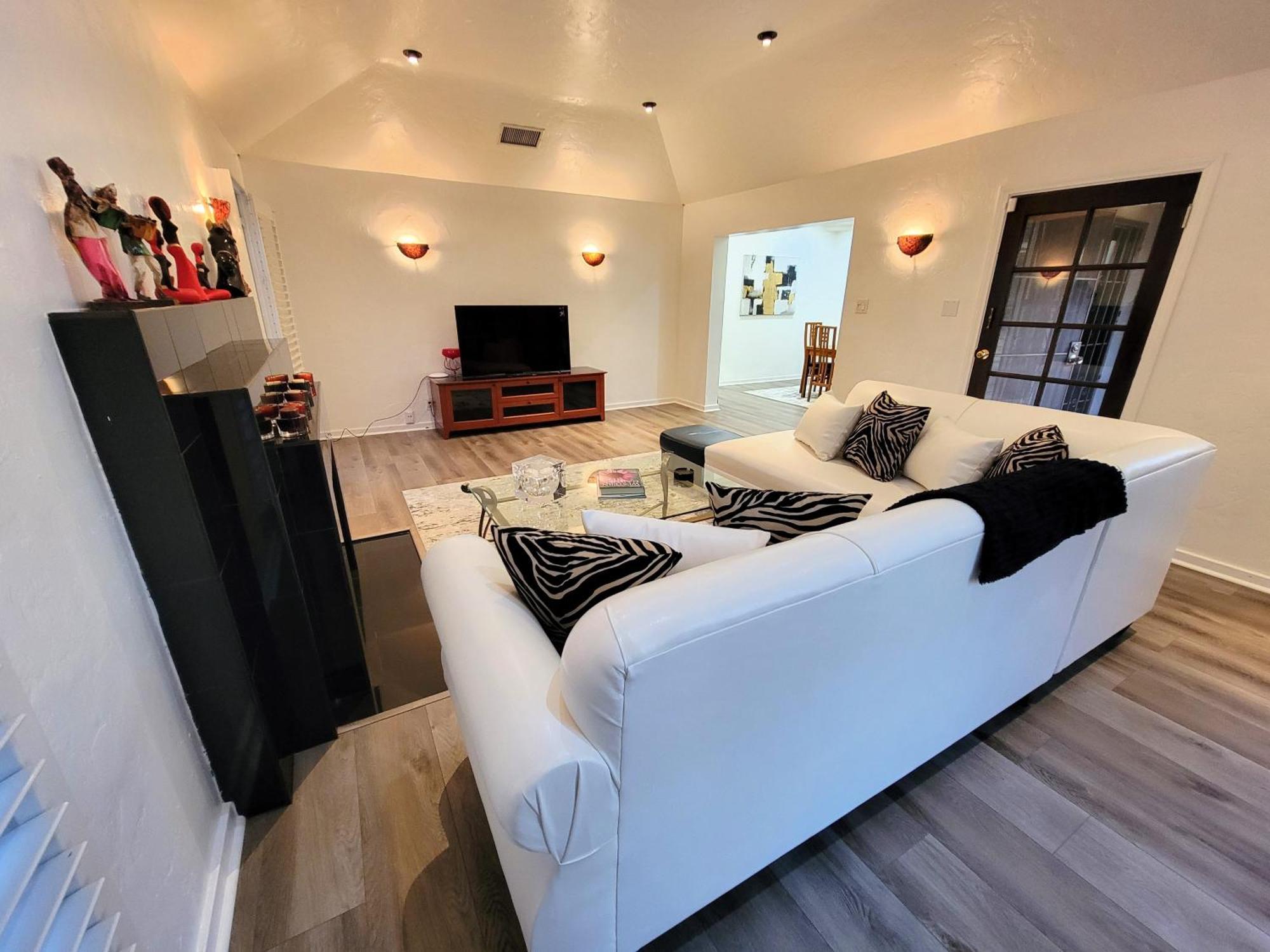 Apartment 3 Bedroom Story Near Pico Blvd