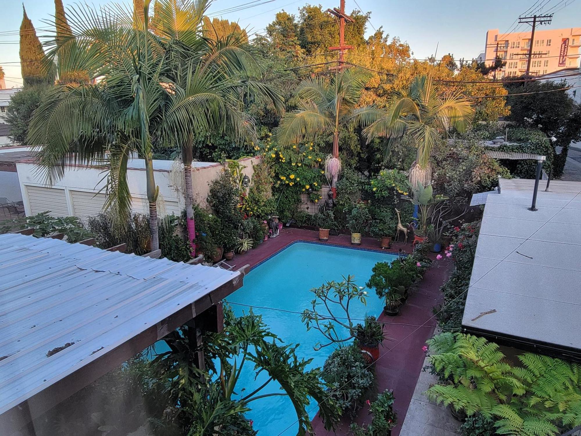 3 Bedroom Story Near Pico Blvd *