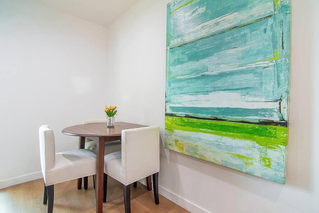 2br Bonus And Pool Access Near Universal