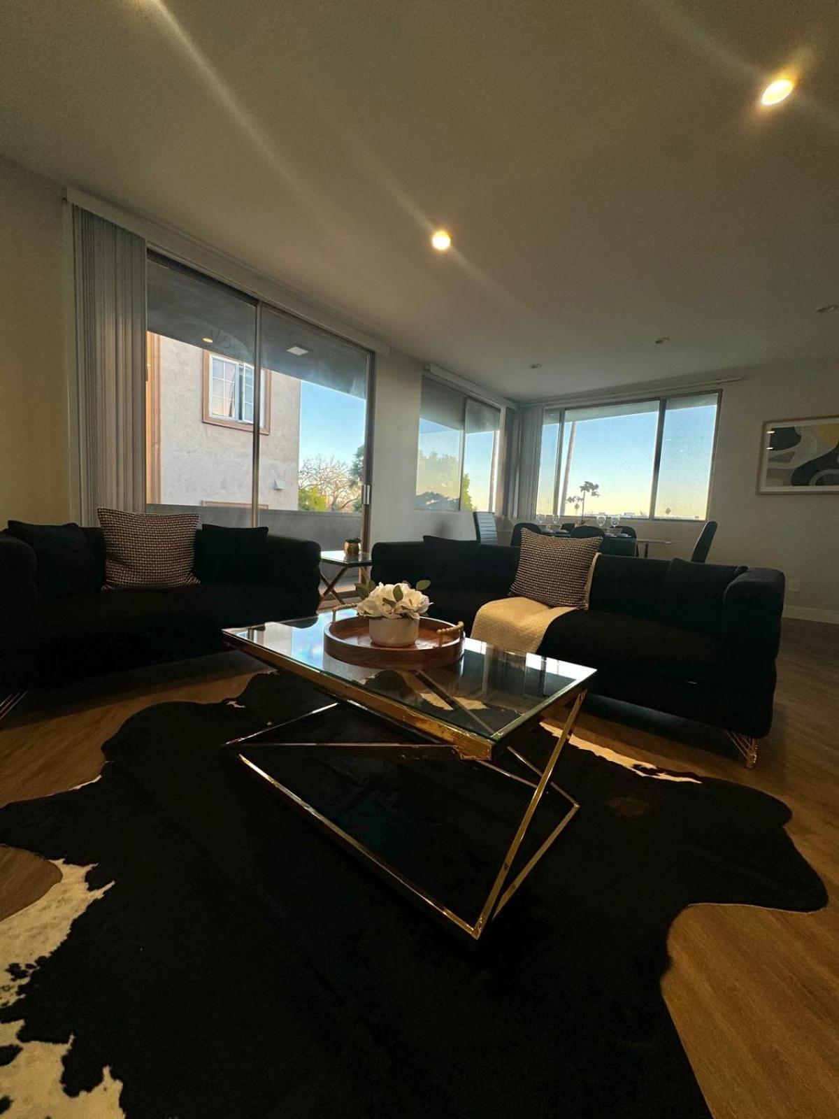 Incredible Two Bedroom Hollywood Free Parking *