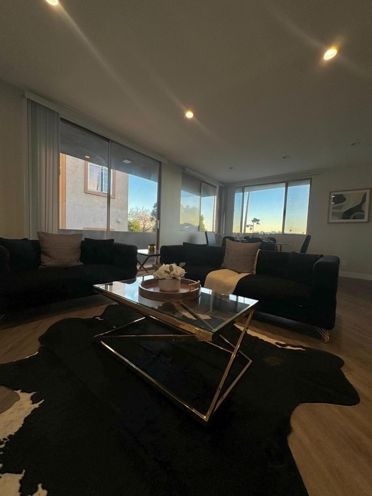 Incredible Two Bedroom Hollywood Free Parking Apartment Los Angeles