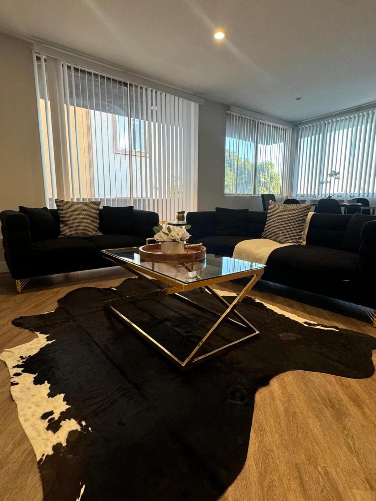 Incredible Two Bedroom Hollywood Free Parking * Los Angeles