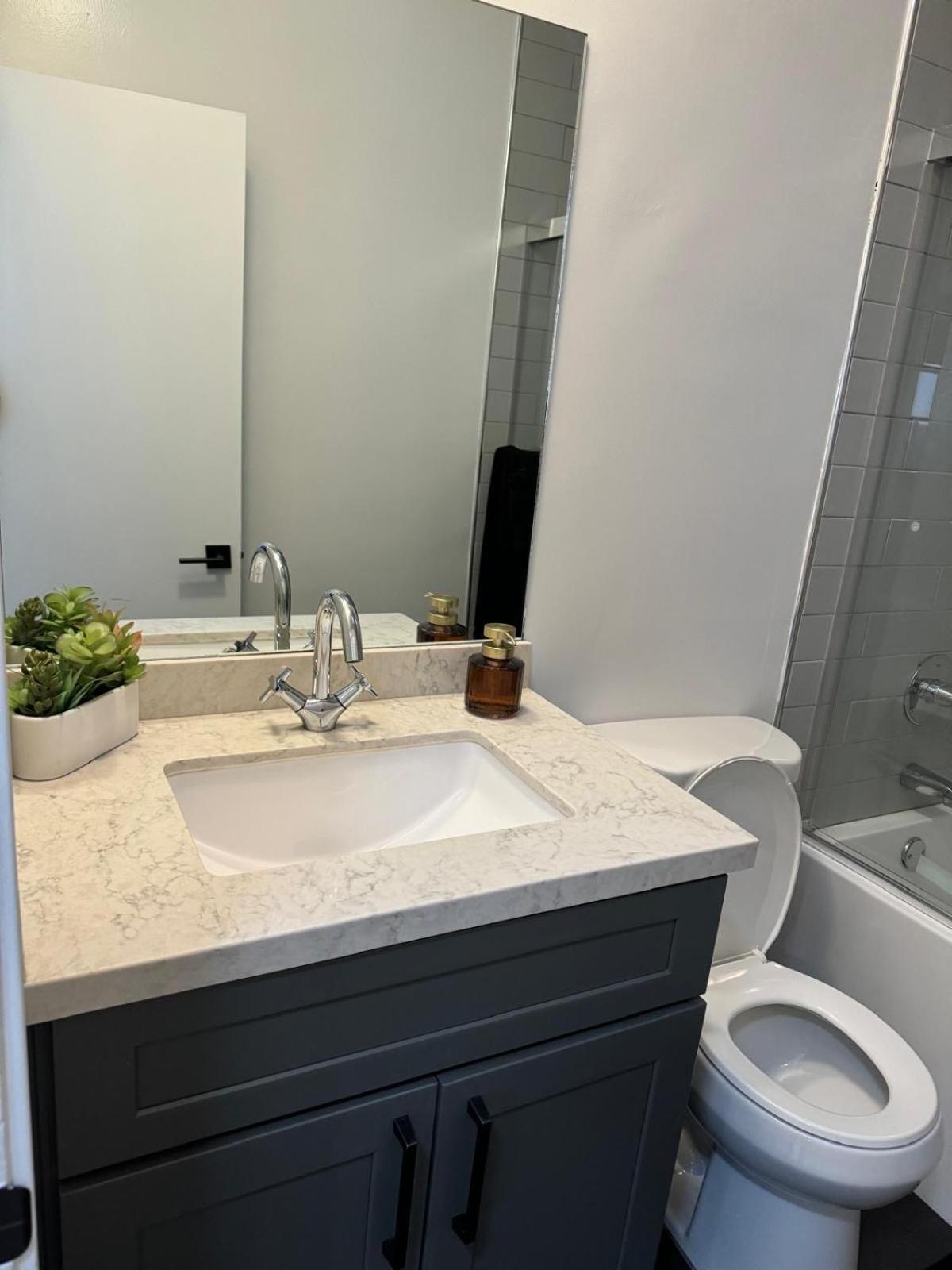Incredible Two Bedroom Hollywood Free Parking