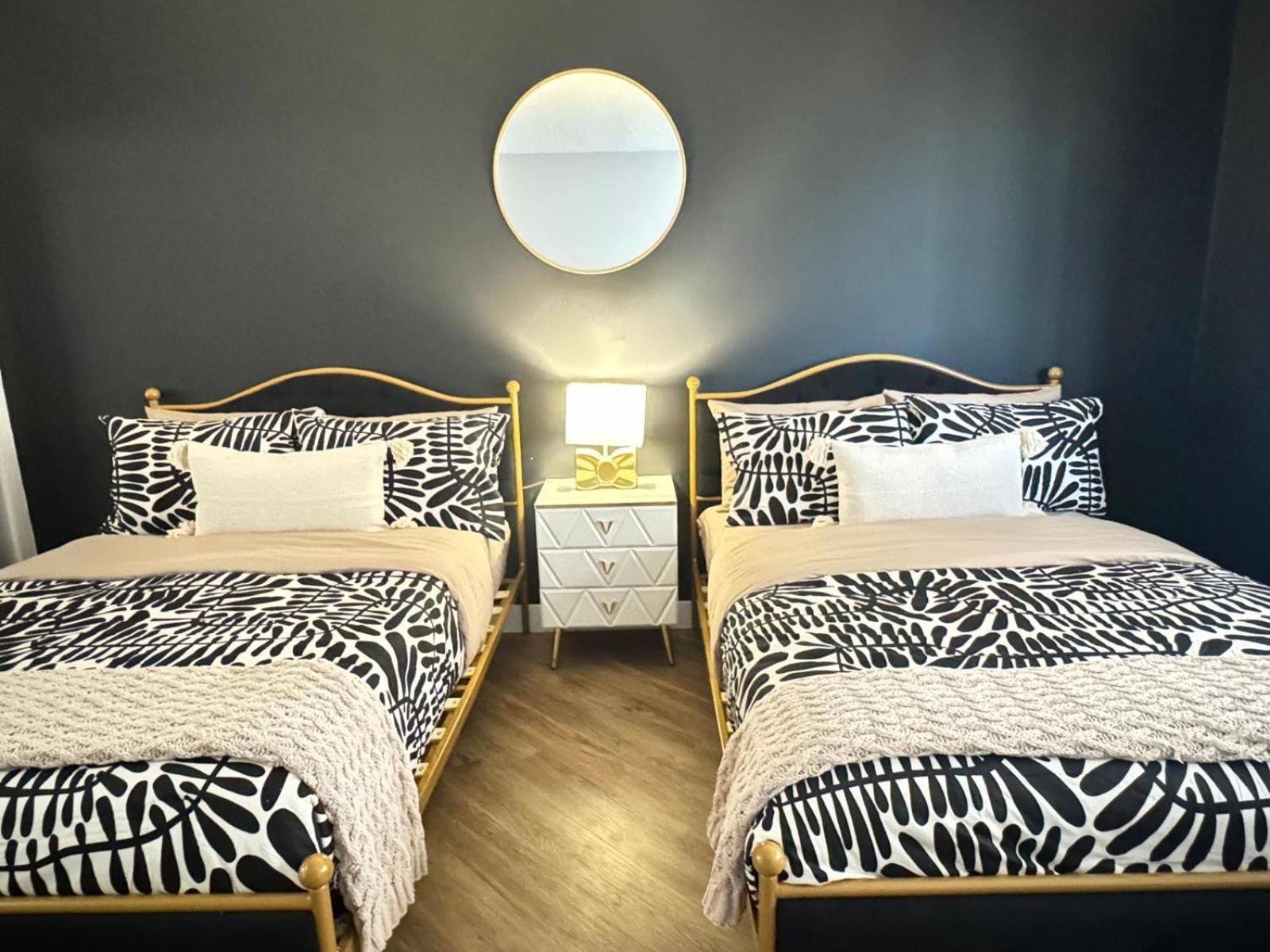 Incredible Two Bedroom Hollywood Free Parking Apartment *